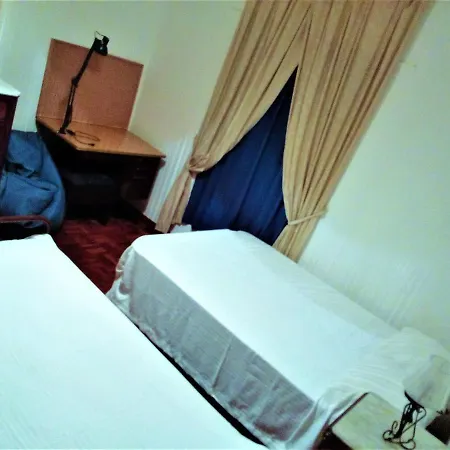 Baleal Large For 10-11 Pax, 2 F/l, 4 Rooms, Pateo, Parking Ferrel