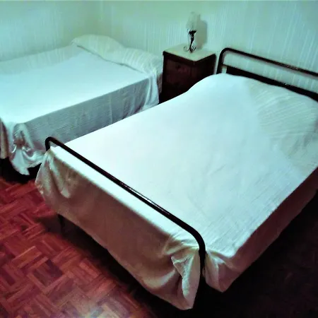 Baleal Large For 10-11 Pax, 2 F/l, 4 Rooms, Pateo, Parking Ferrel
